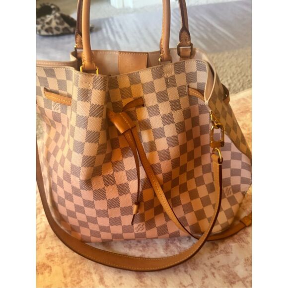 Louis Vuitton bag - Picture 1 of 13